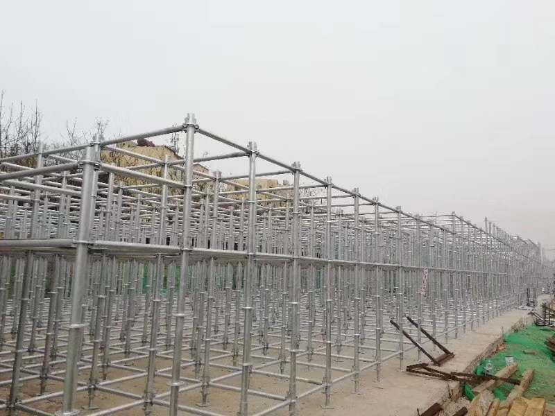 搭建腳手架橫向掃地桿與縱向掃地桿時，怎么設置好？ (圖1)